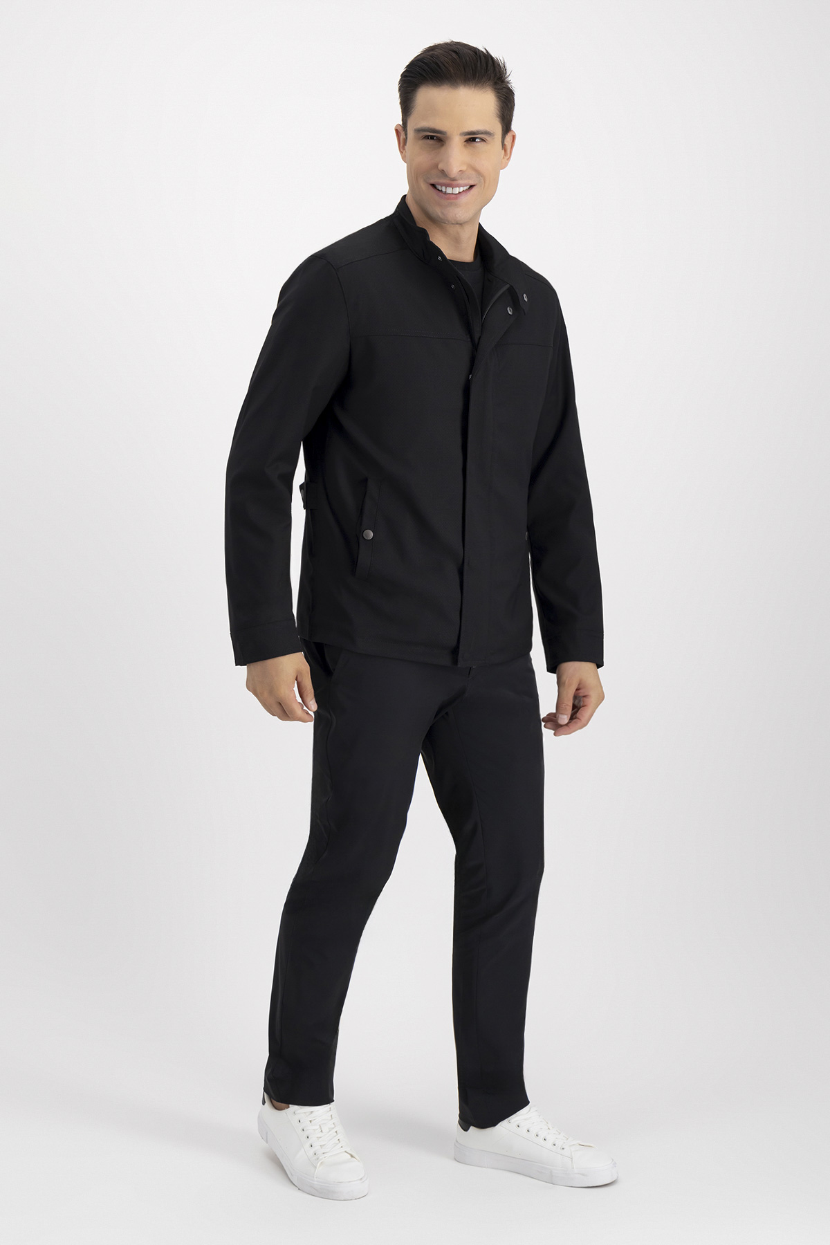 Chamarra LIGHT JACKET Negro Roberts Contemporary Fit