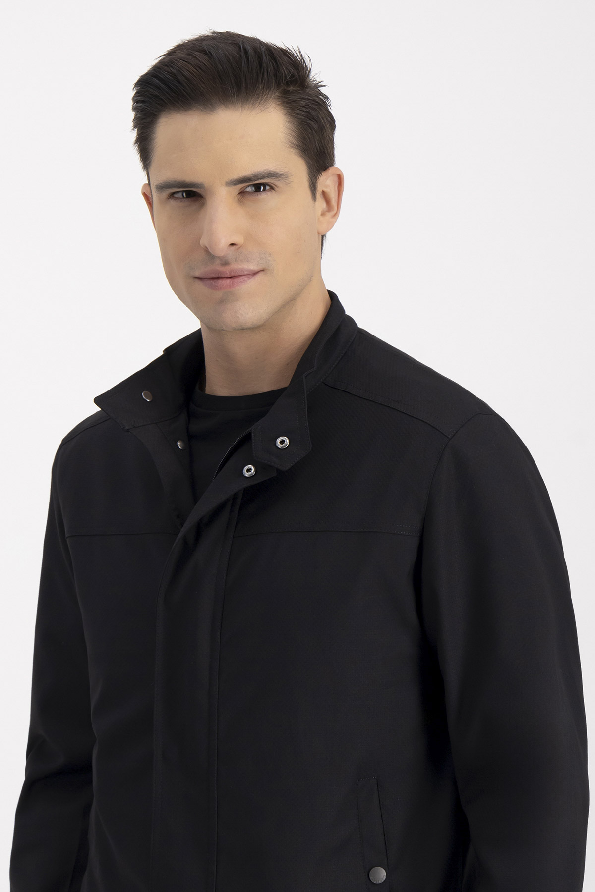 Chamarra LIGHT JACKET Negro Roberts Contemporary Fit